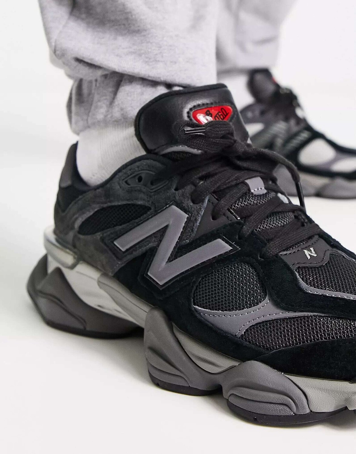 Кроссовки New Balance 9060 черного и темно-серого цветов — фото 3