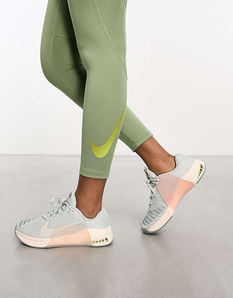

Nike Training – Metcon 9 – Серо-персиковые спортивные кроссовки