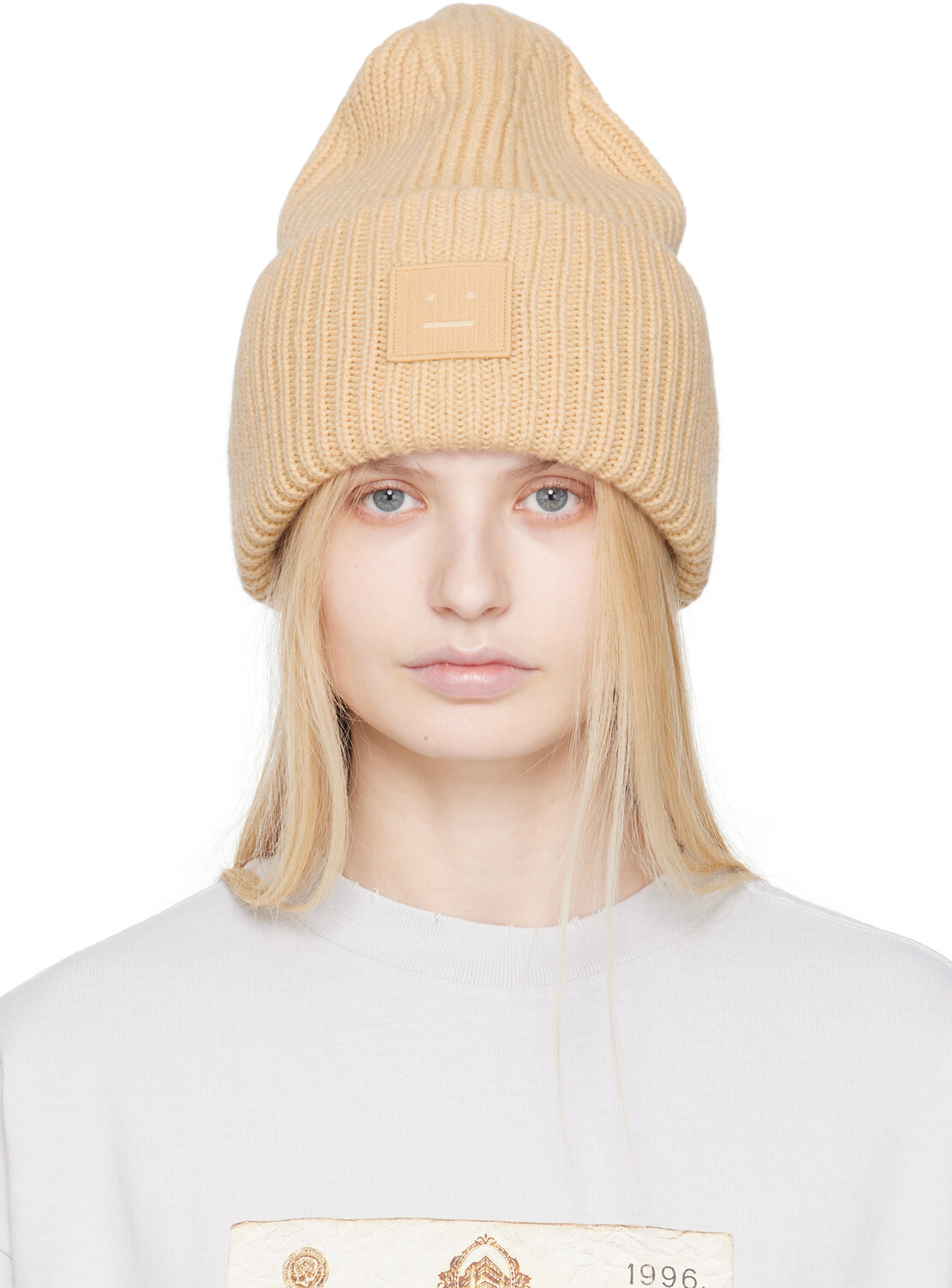 

Бежевая шапка с большим логотипом Acne Studios