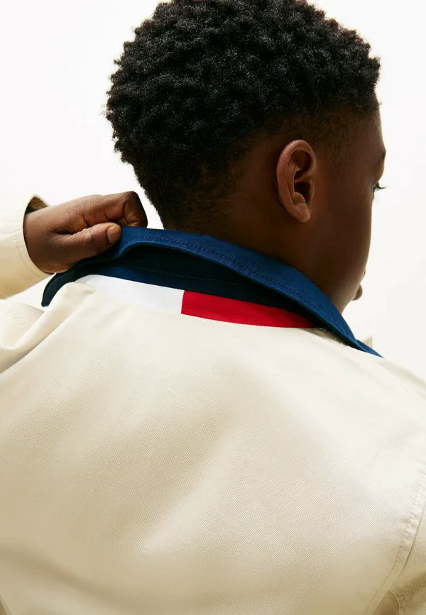 Простая летняя куртка с контрастным воротником и застежкой-молнией. Tommy Hilfiger, Classic Beige — фото 4