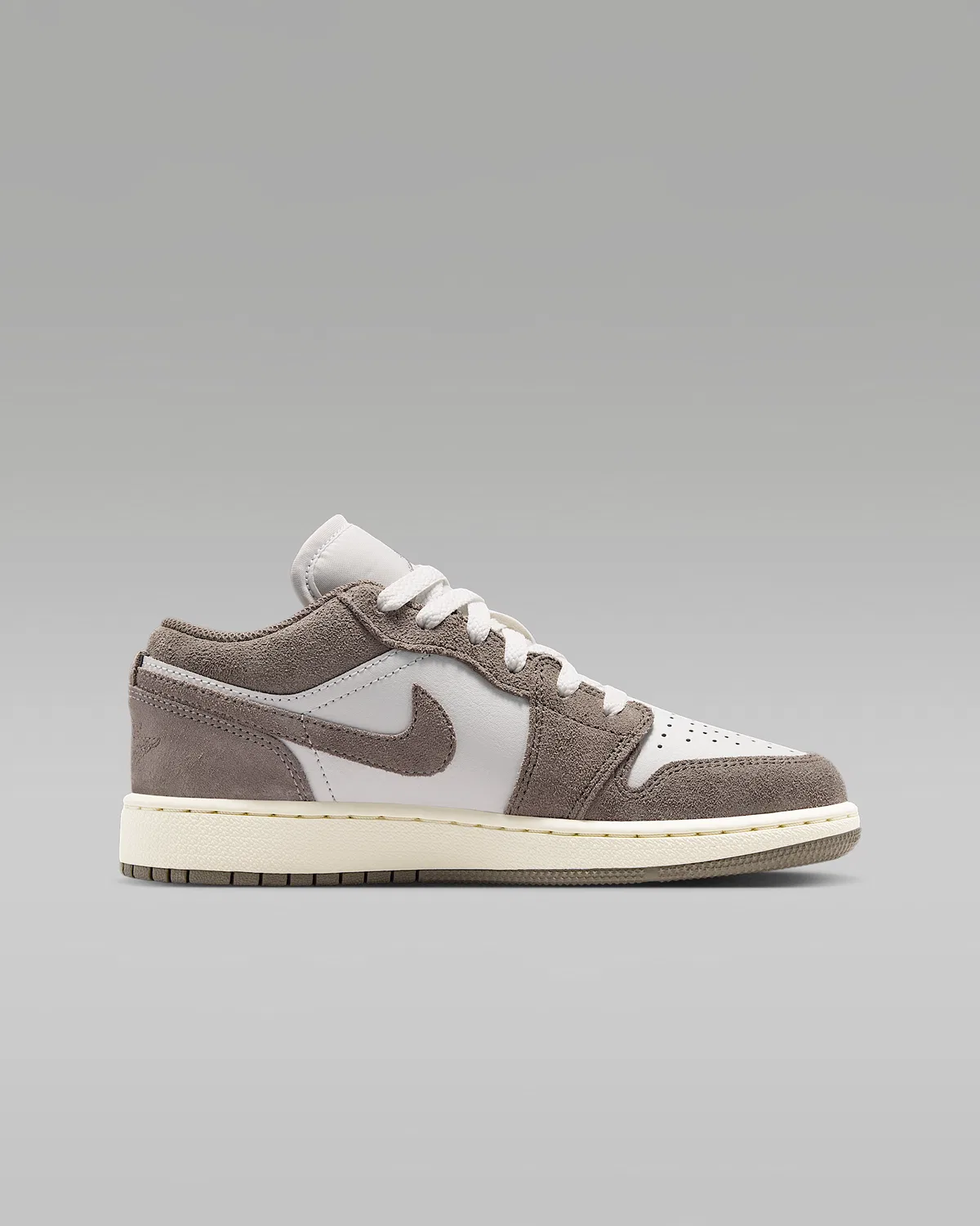 Кроссовки Air Jordan 1 Low для детей старшего возраста, Olive Grey/Summit White/Pale Ivory/Enigma Stone — фото 3