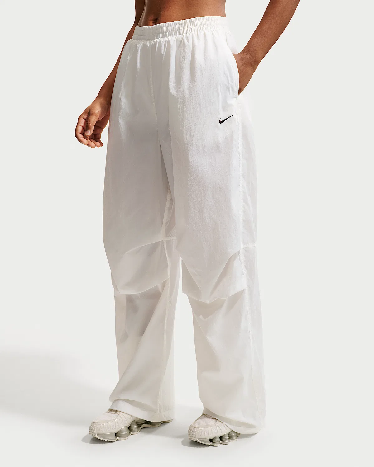 Женские брюки Nike Sportswear со средней посадкой, легкие, с защитой от УФ, Sail/Black — фото 2