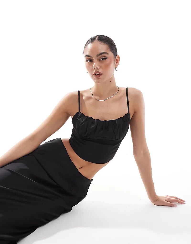 

Укороченный топ с присборенной грудью из черного атласа Glamorous