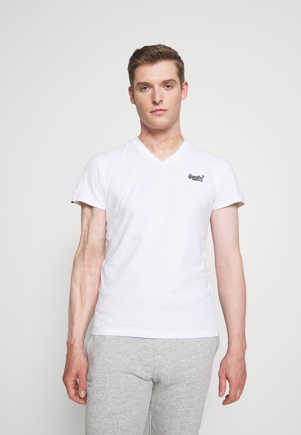 

Футболка базовая VINTAGE LOGO VEE TEE Superdry, цвет optic