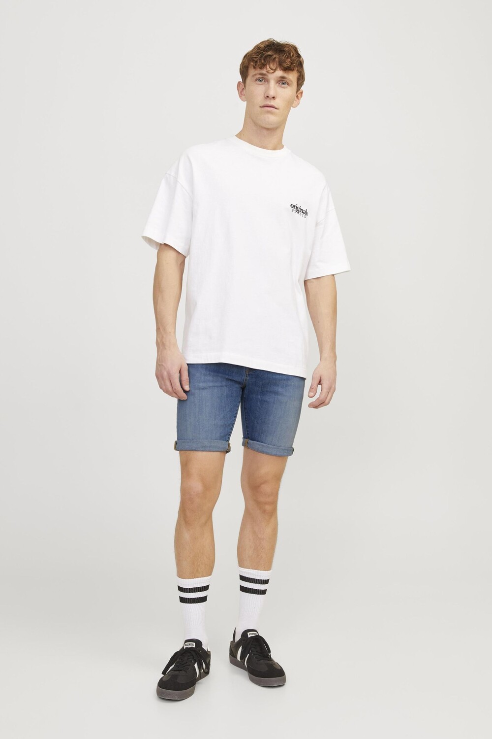 

Джинсовые шорты узкого кроя с закатанным краем Jack & Jones, синий