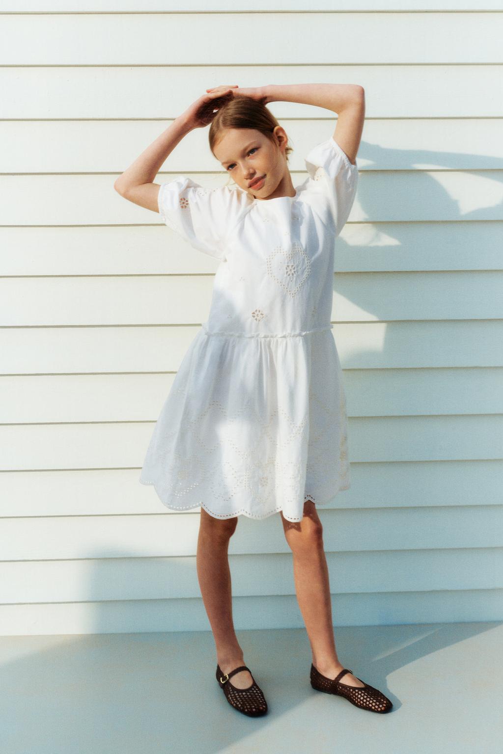 

Платье с вышитым сердечком ZARA, цвет White/Pink