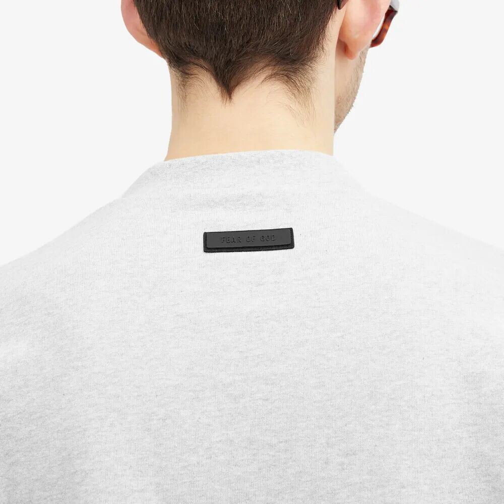 

Fear of God Essentials Весенняя футболка с длинными рукавами и принтом, серый