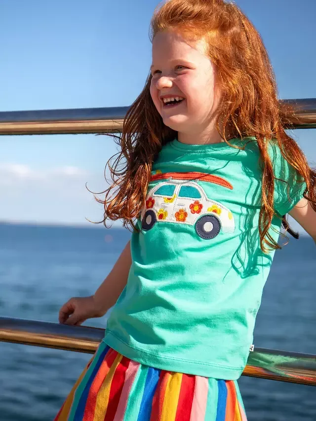 Детская хлопковая футболка Elise с аппликацией, цвет Pacific Aqua/Car Frugi — фото 2