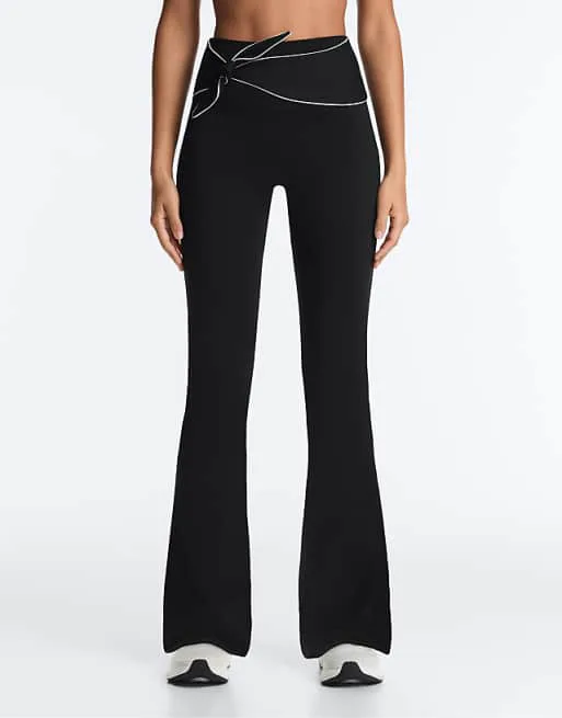 

Черные брюки-клеш с высокой посадкой и бантом OYSHO Comfortlux