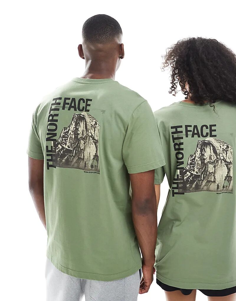 

Футболка унисекс с принтом на спине The North Face Half Dome Photo зеленого цвета