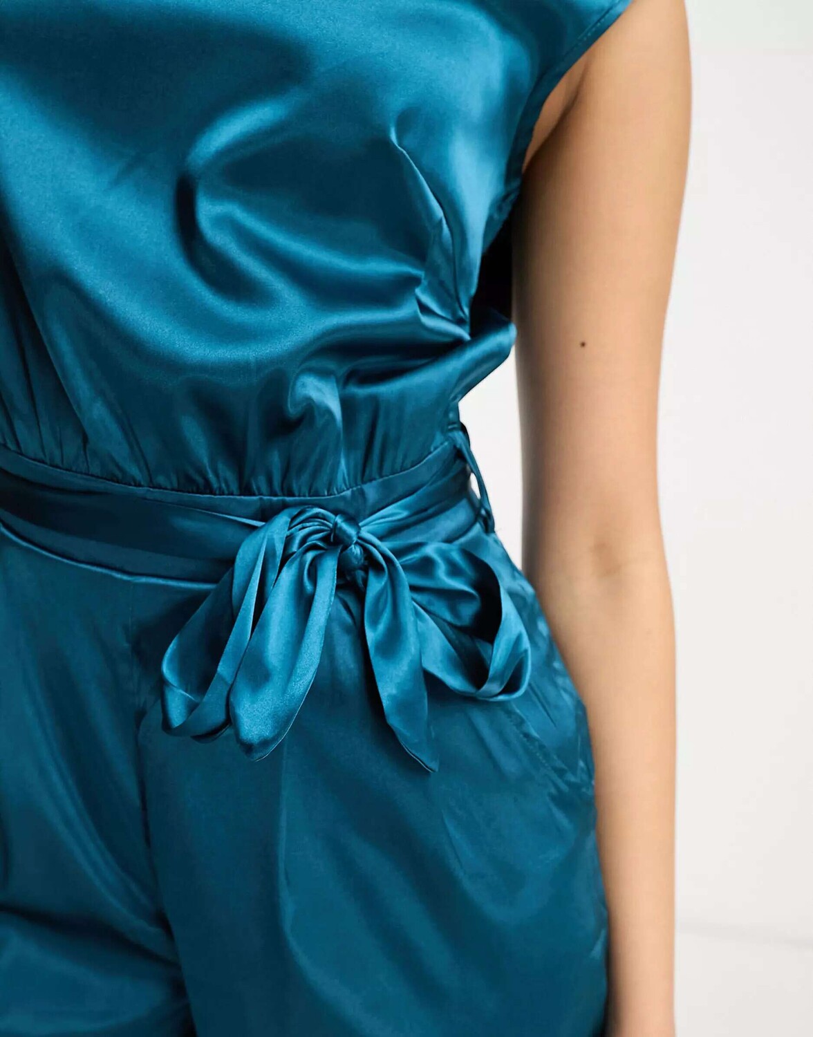 

Тирюзовый атласный комбинезон Heartbreak с высоким воротником и сборками