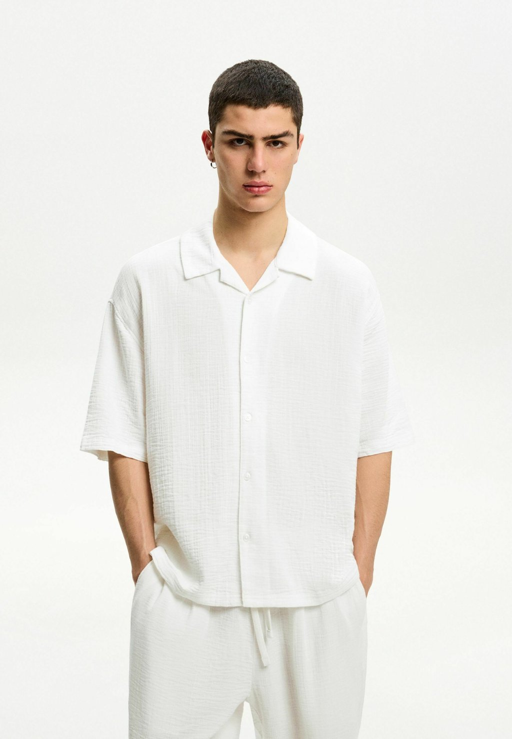 

Рубашка SHORT SLEEVE CREPE Bershka, белый