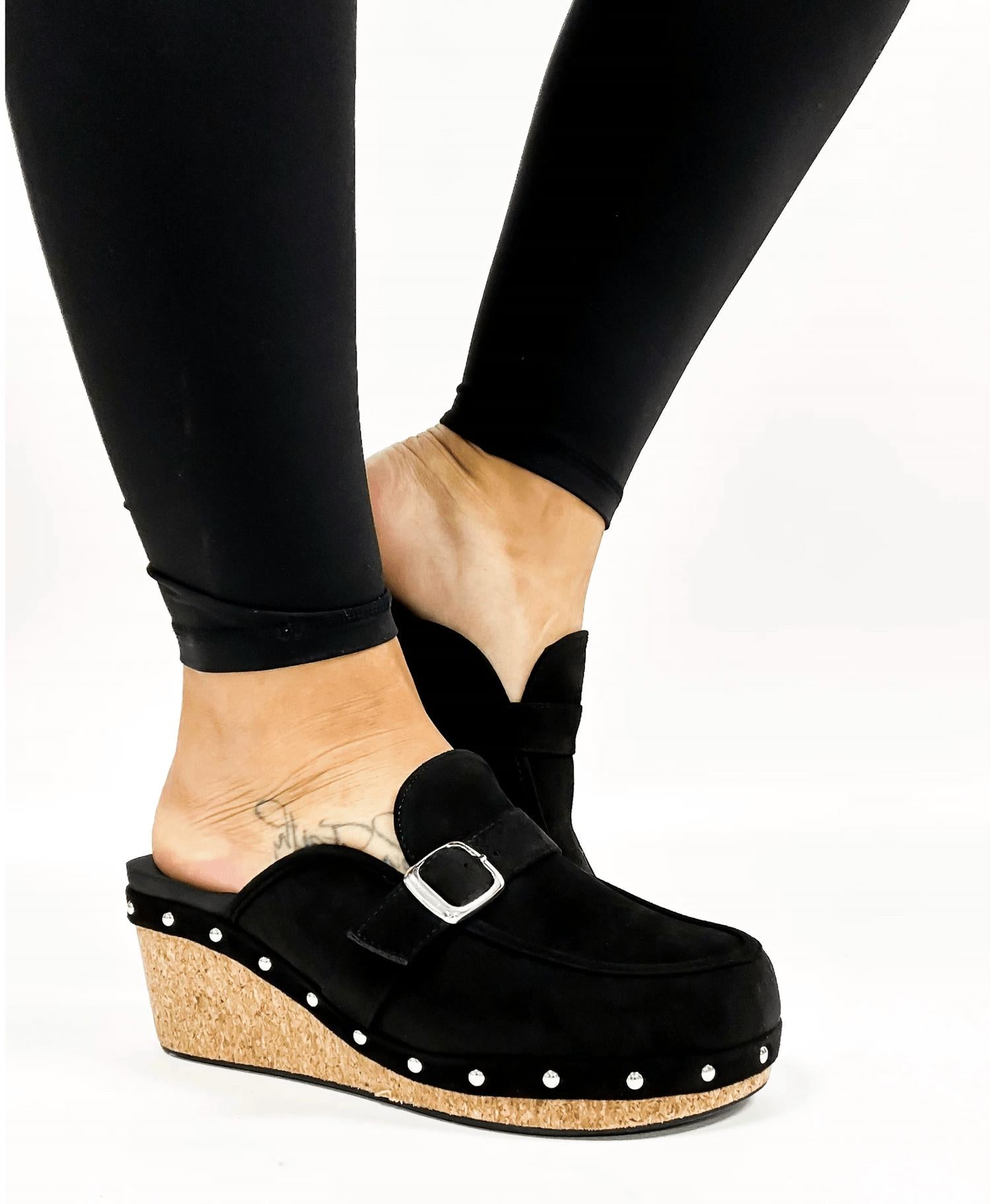 Женские уютные клоги Just Precious из черного искусственного замша Corkys Footwear — фото 4