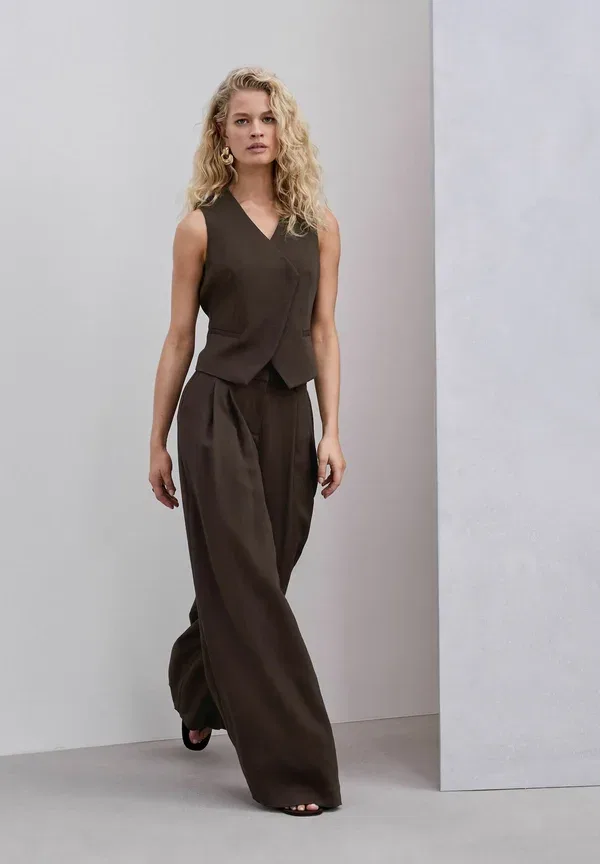 Жилет Regular fit crinkle asymmetric waistcoat Next, шоколадно-коричневый