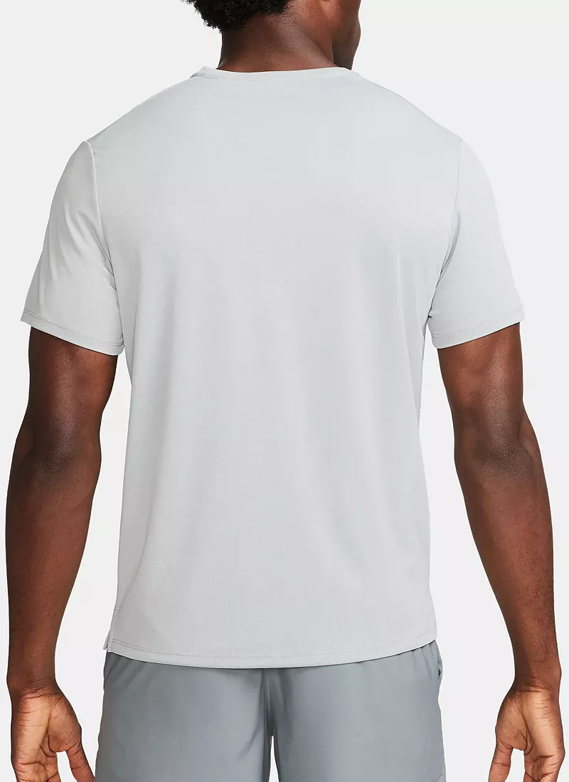 Мужская беговая рубашка с короткими рукавами Nike Dri-FIT UV Miler, цвет Grey Fog — фото 3