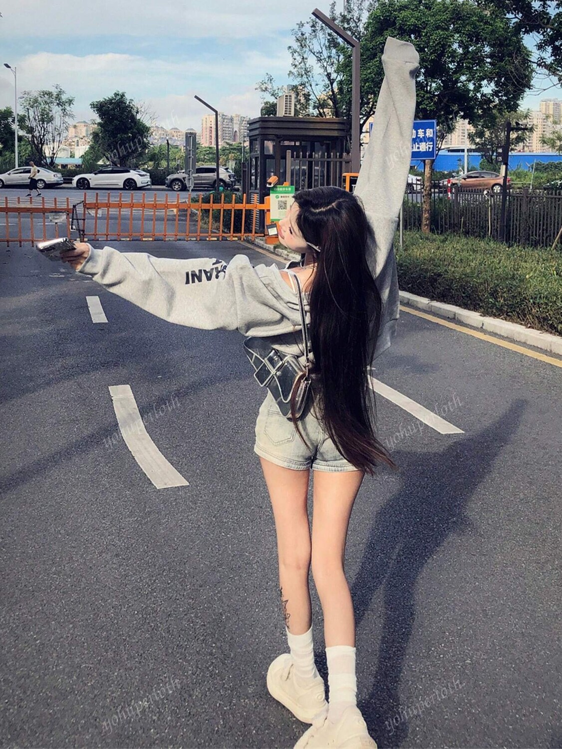 

Удобная женская толстовка с рукавами реглан и винтажным буквенным принтом, свободная и удобная посадка, серый