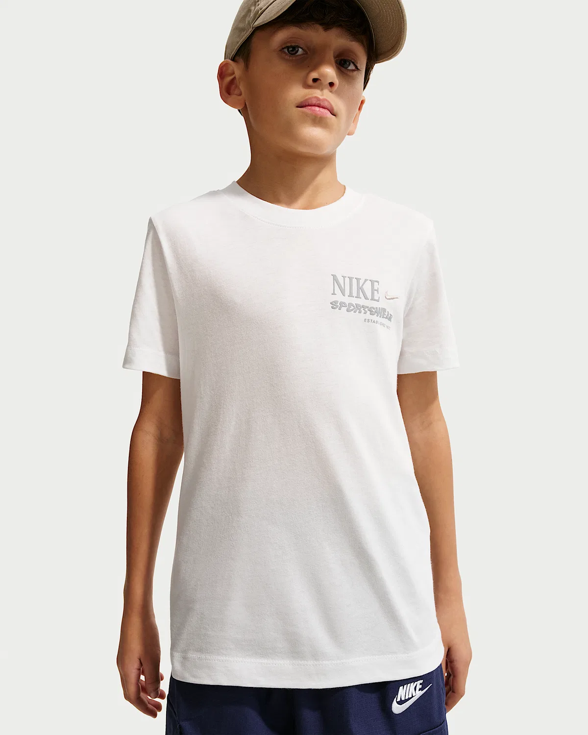 Детская футболка Nike Sportswear, Summit White/Blue/Wolf Grey/Wolf Grey — фото 2
