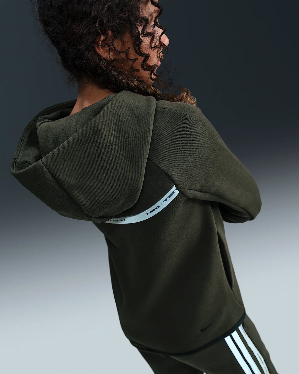 Детская худи на молнии с отражающими элементами Nike Sportswear Tech Fleece, Sequoia/Black/Black — фото 4
