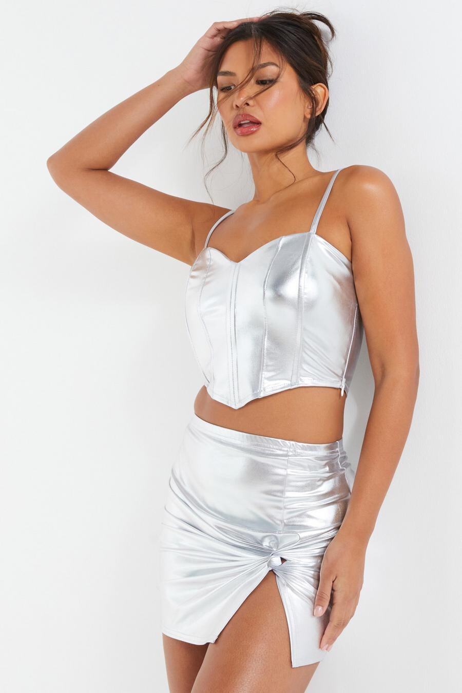 

Мини-юбка с узлом спереди из серебряной фольги QUIZ Clothing