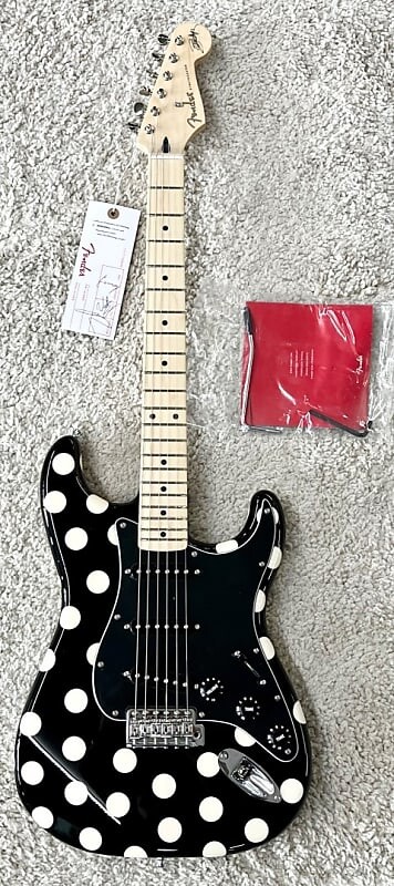 

Электрогитара Fender Buddy Signature Guy Polka Dot Stratocaster Electric Guitar with Gig Bag