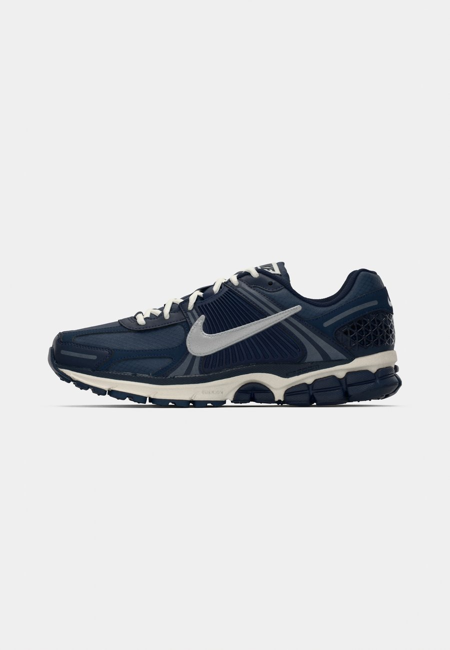 Кроссовки Nike Sportswear ZOOM VOMERO 5 SE TECH, Blue Void/Metallic Silver-Coloured/Midnight Navy/Light Orewood Brown/Blue — фото 2