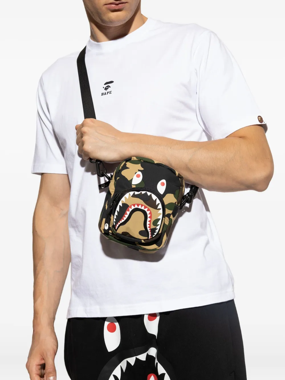 

Сумка-мессенджер с камуфляжным принтом и акулой A BATHING APE, желтый