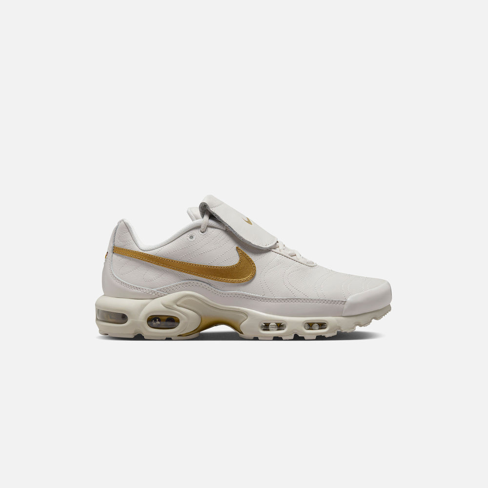 

Кроссовки Nike Air Max Plus TNPO, цвет Phantom/Metallic Gold