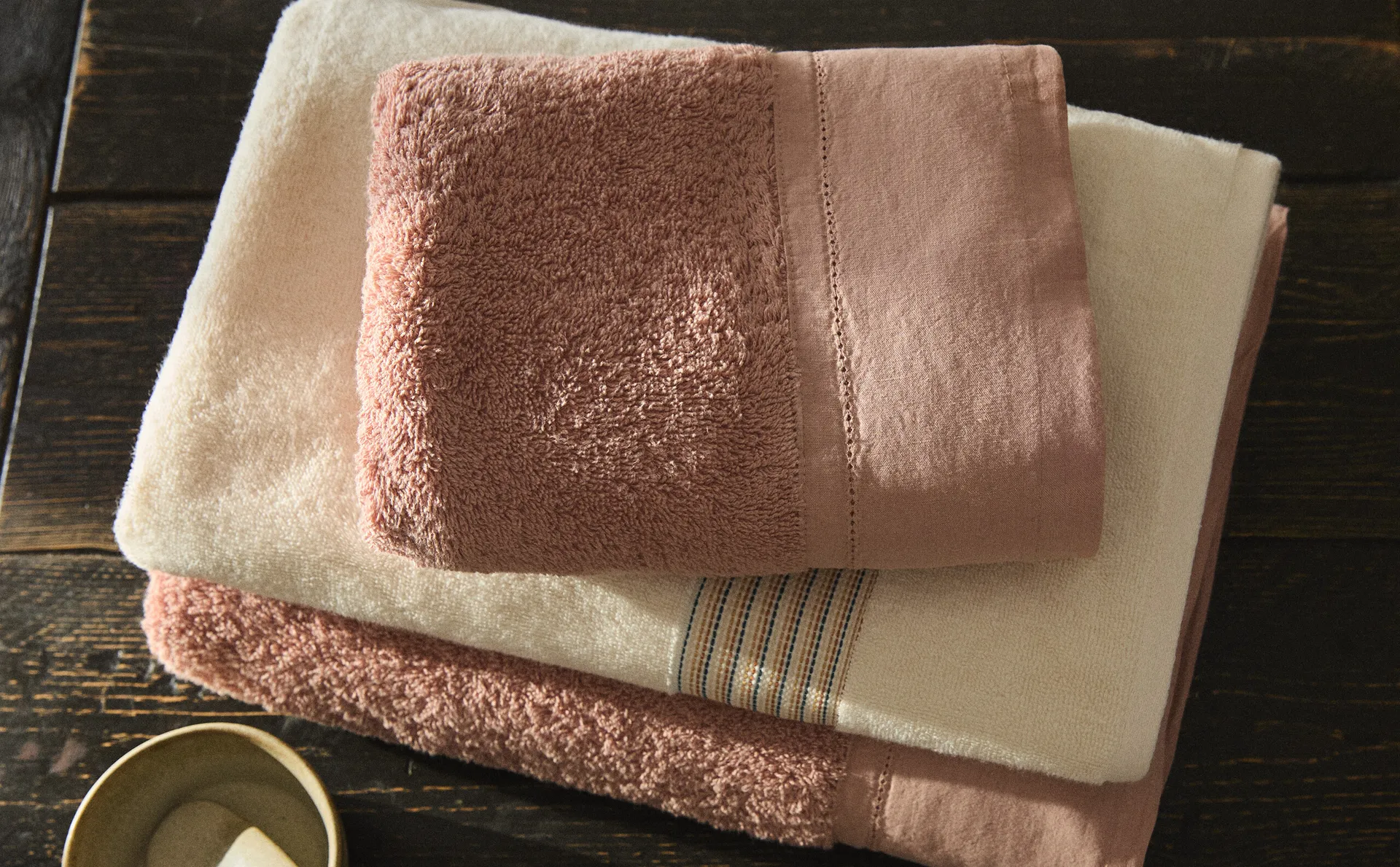 

Хлопковое банное полотенце с льняной каймой Zara Home, розовый