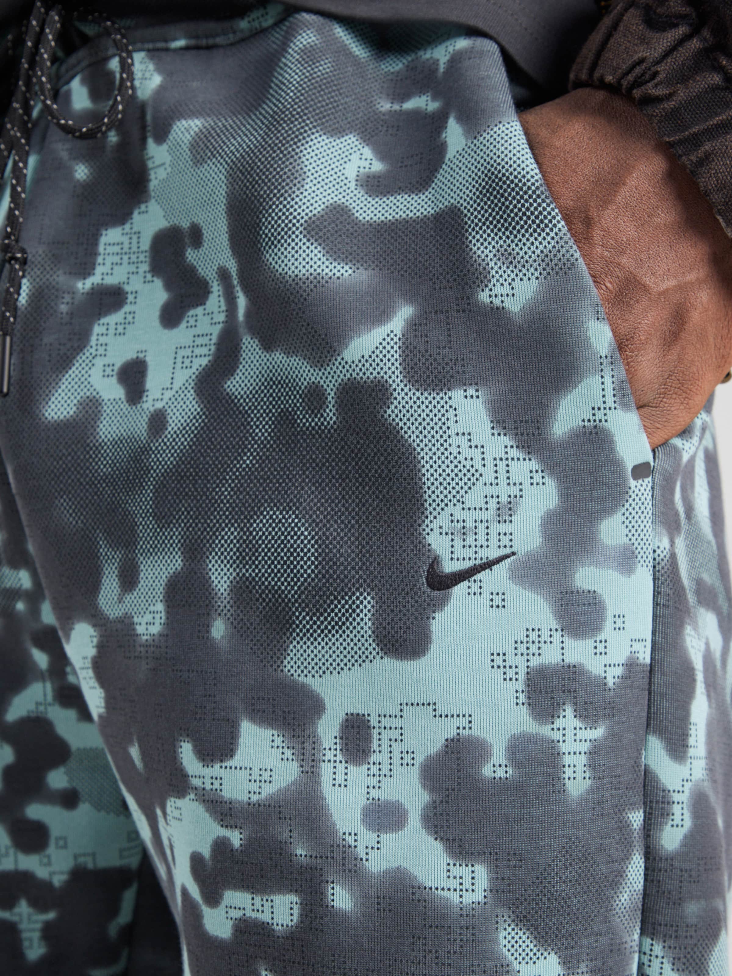 Nike Sportswear Штаны Regular 'Tech Fleece' в зеленом цвете — фото 2