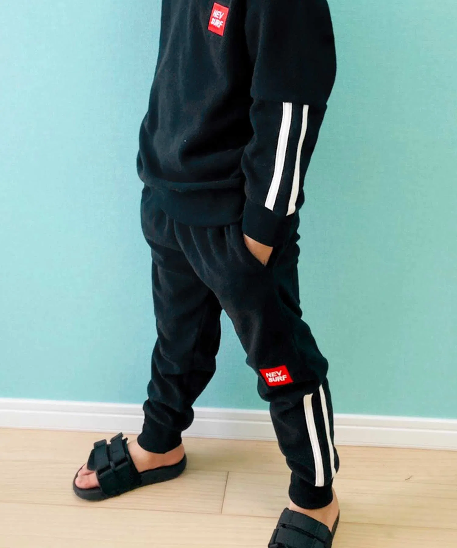Детские флисовые брюки THE CASUAL NEV с контрастными вставками — фото 3