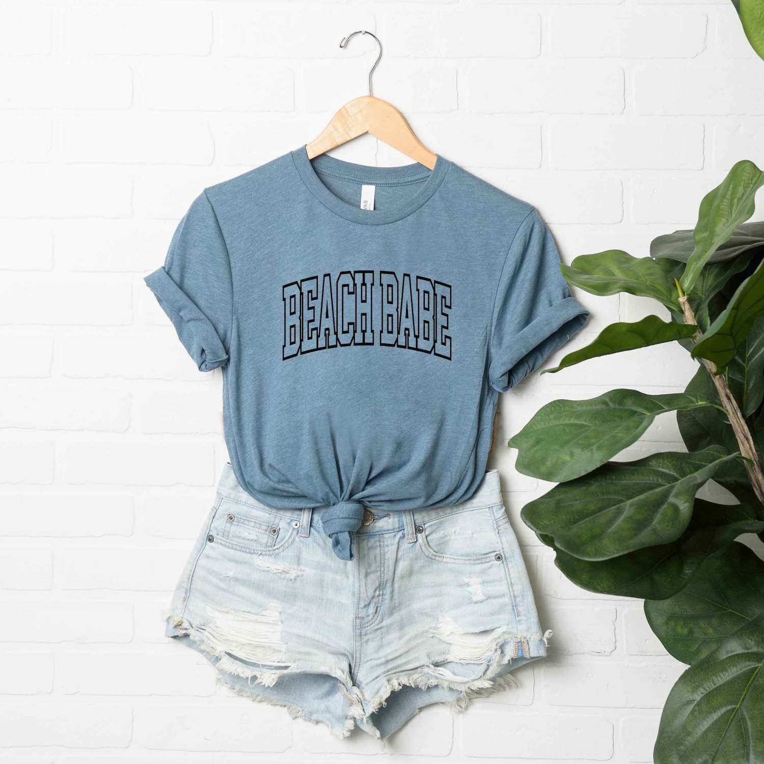 

Футболка Beach Babe Varsity с короткими рукавами и рисунком Simply Sage Market
