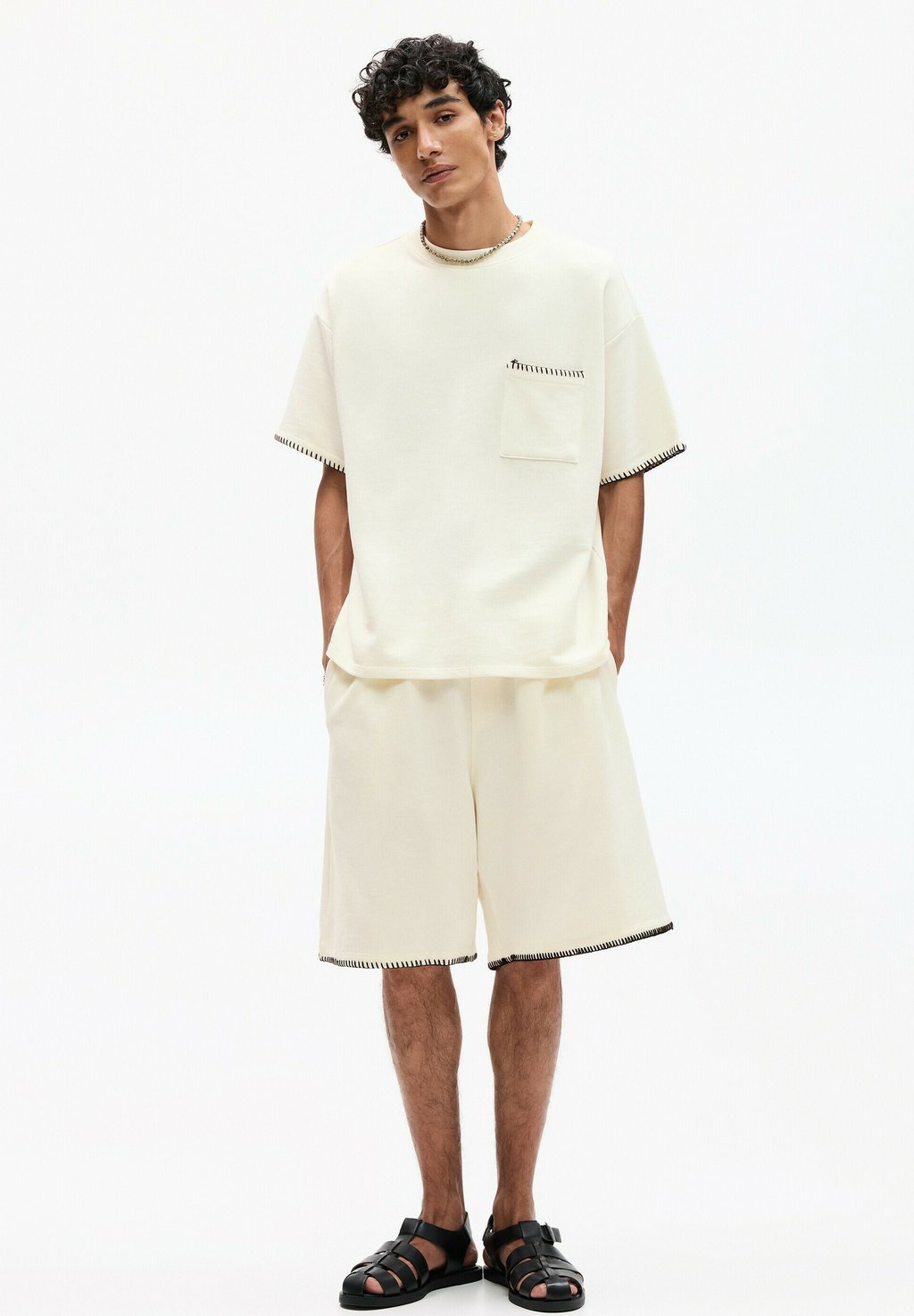 

Футболка с принтом WITH CONTRAST SEAMS PULL&BEAR, бежевый