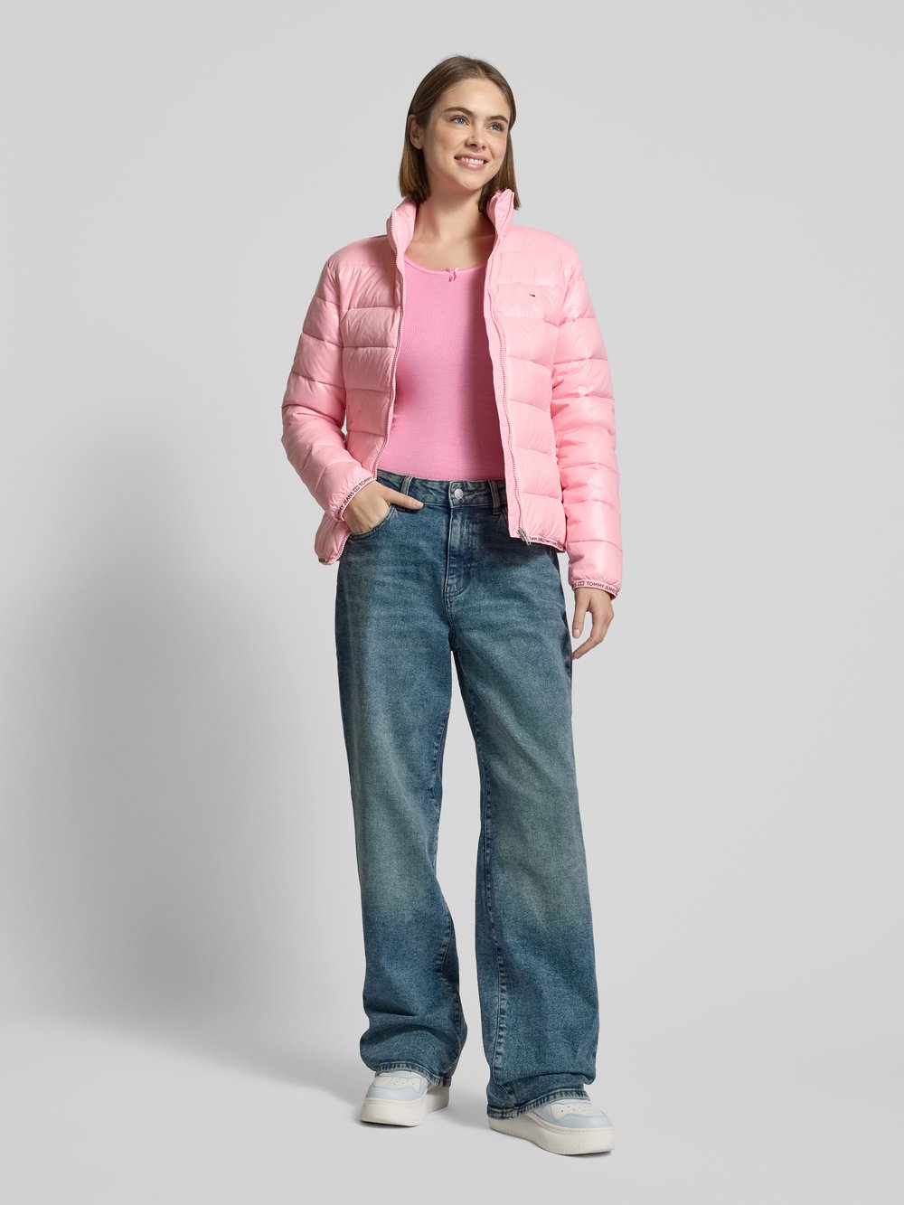 

Стеганая куртка с вышитым логотипом Tommy Jeans, светло-розовый