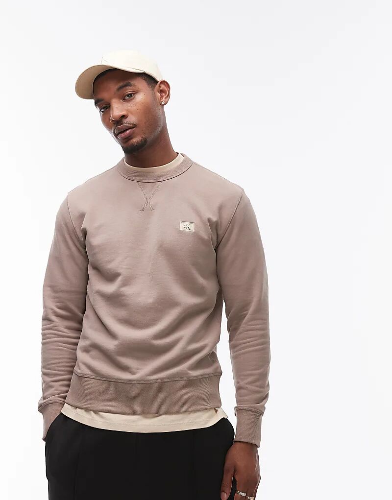 

Толстовка с тканым лейблом в серо-коричневом цвете Calvin Klein Jeans