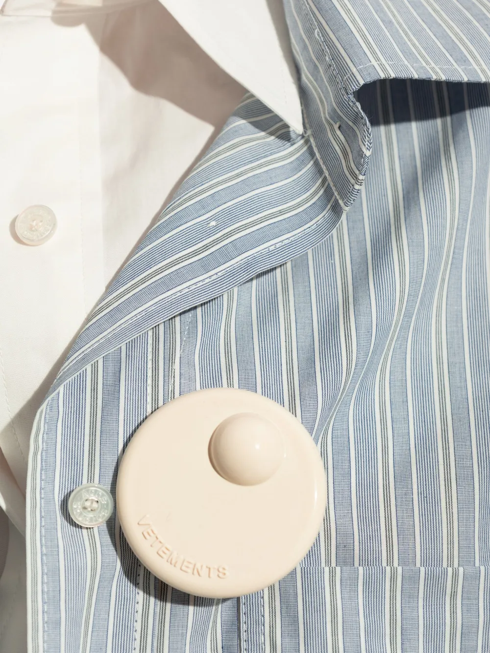 

Брошь с тисненным логотипом Vetements, нейтральный