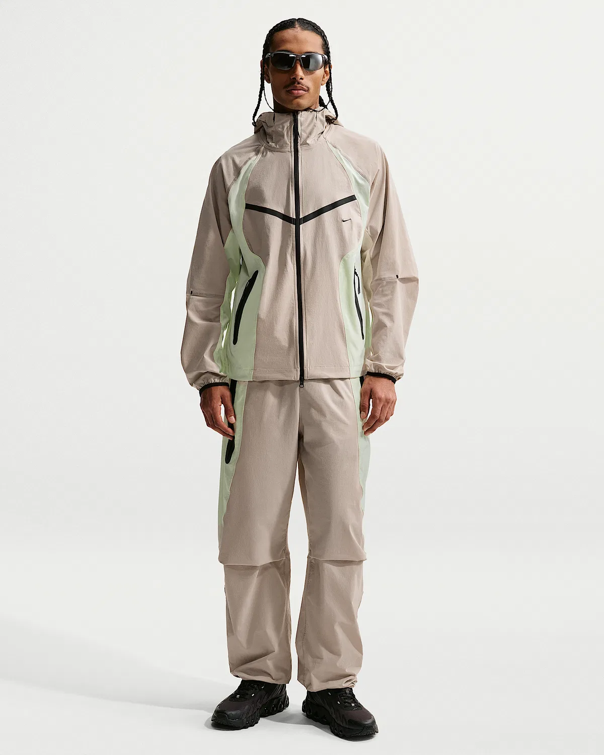 Мужская ветровка Nike Tech Dri-FIT Woven Full-Zip Color-Block Windrunner, Cream II/Volt Tint/Black — фото 4