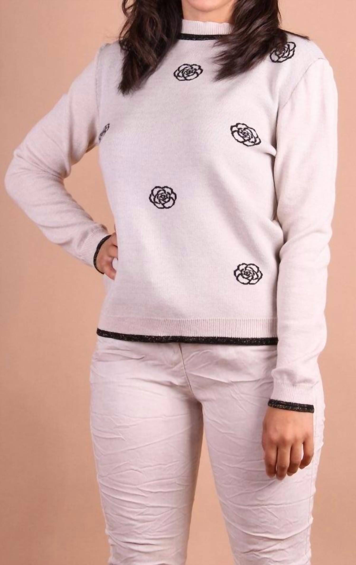 

Розовый свитер с длинными рукавами в бежевом цвете GIGI MODA