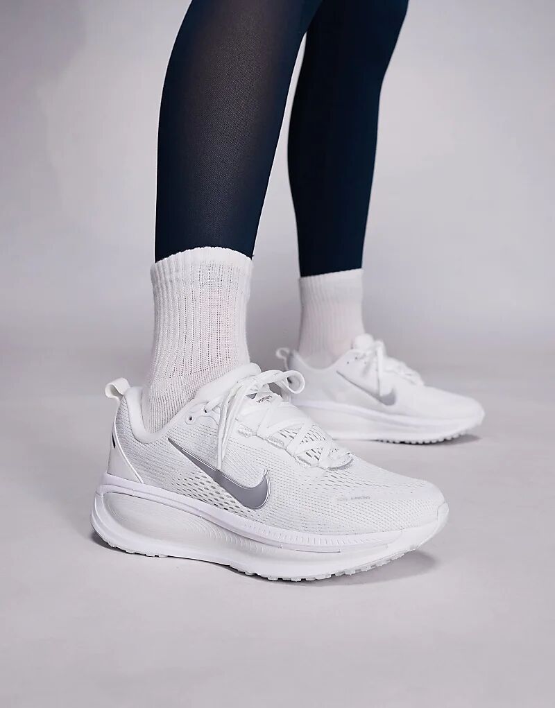 Кроссовки Nike Running Vomero 18 белого и серебристого цветов