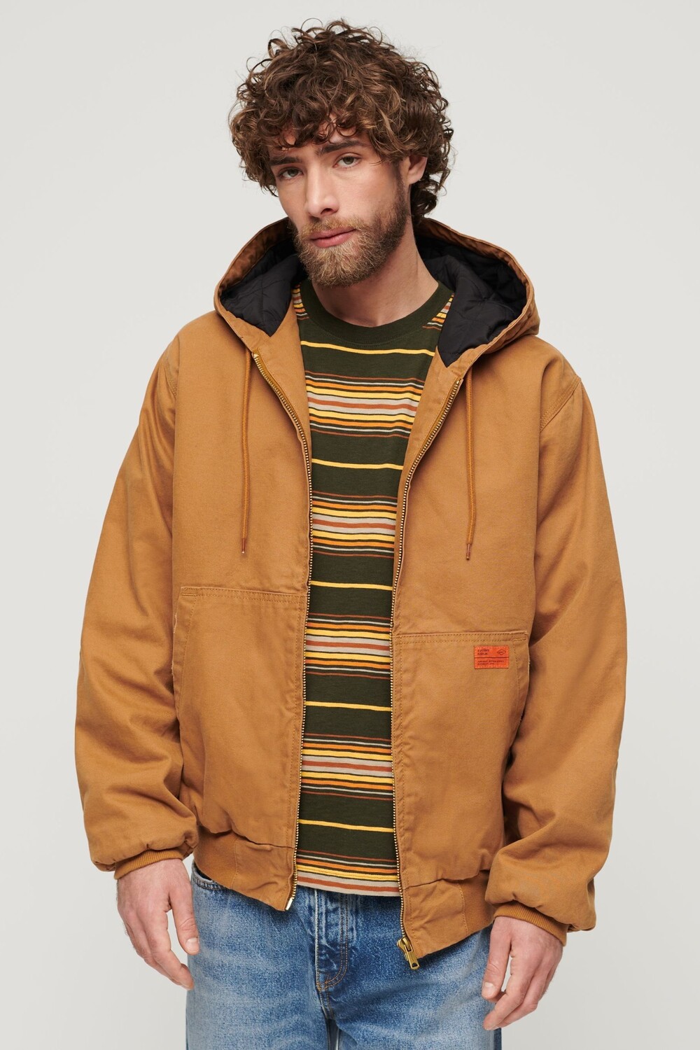 

Бомбер с капюшоном и принтом «излишек» Superdry, коричневый
