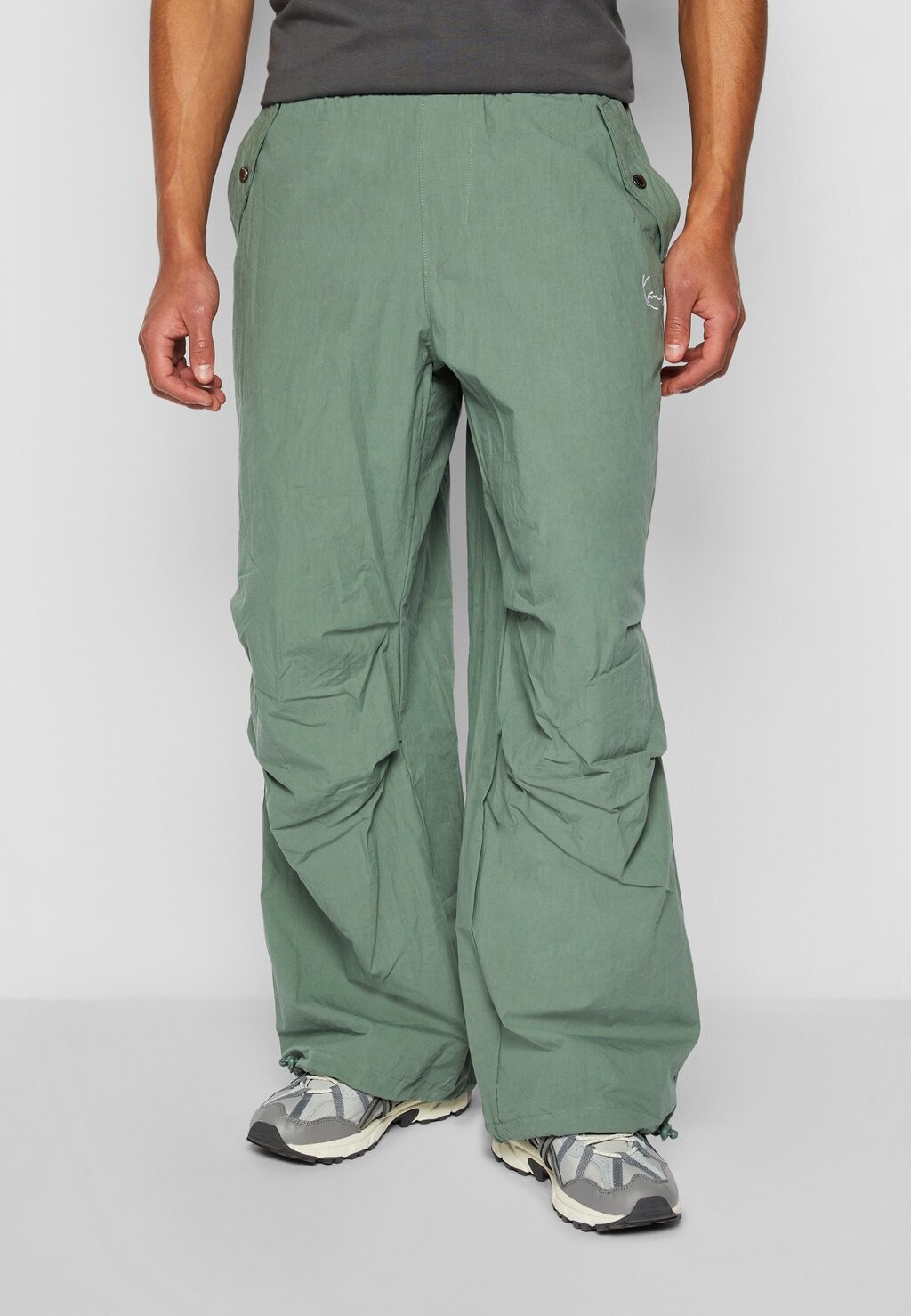 

Брюки SMALL SIGNATURE PARACHUTE Karl Kani, цвет dusty green