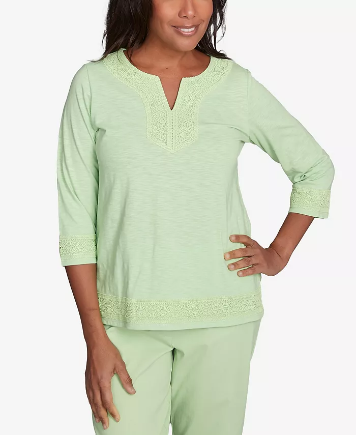 

Женский топ Parrot Cay с цельнокроеным вырезом и кружевной отделкой Alfred Dunner, зеленый