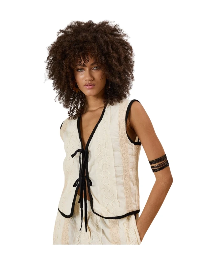 

Бежевый жилет с отделкой в тон. Souvenir, белый