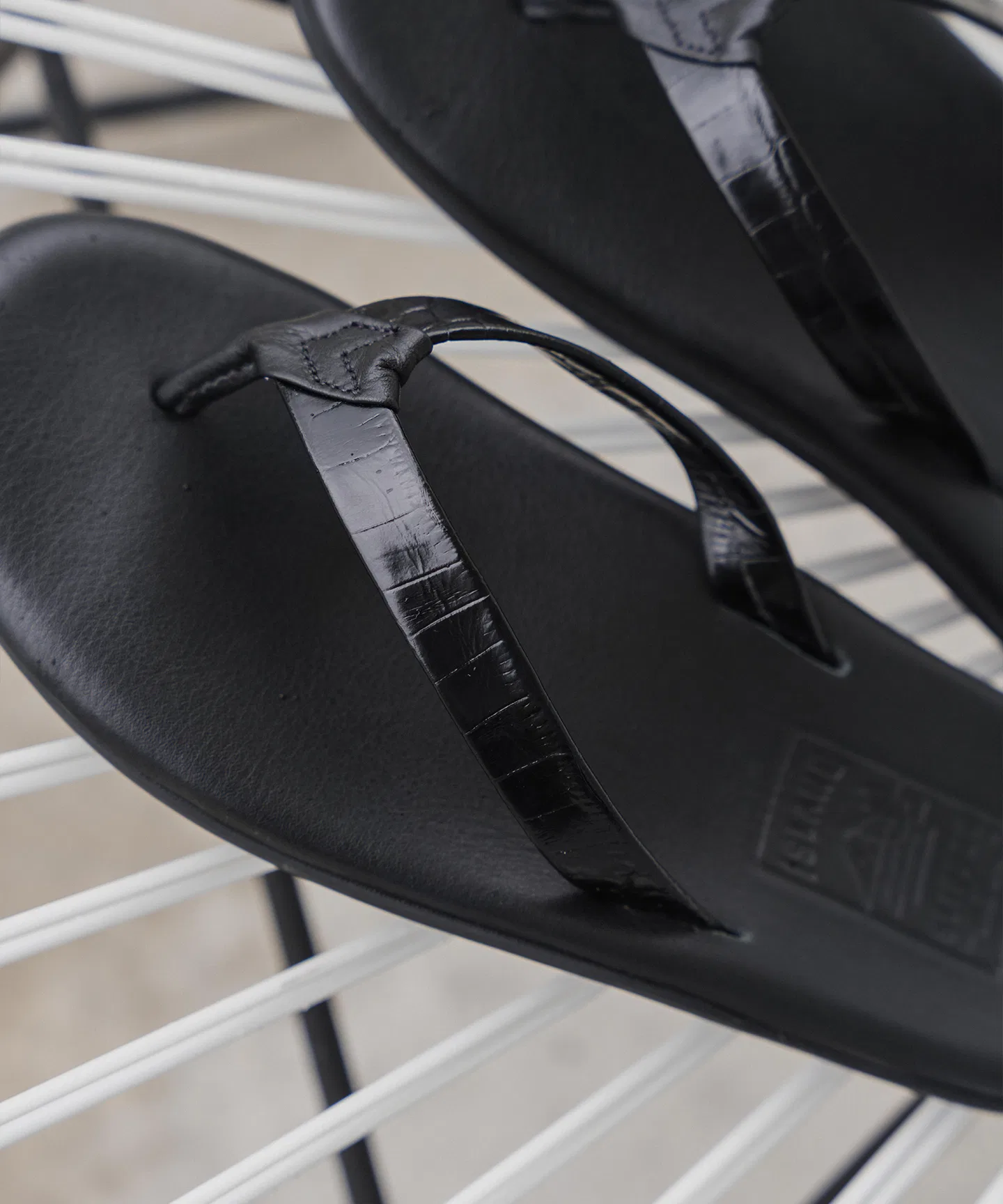 Унисекс сандалии с узким ремешком из кожи ISLAND SLIPPER с тиснением под крокодила чёрные — фото 3