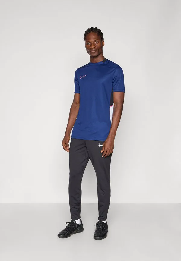 Лучшая спортивная футболка Nike Performance, Blue Void/Black/White/Pinksicle — фото 2