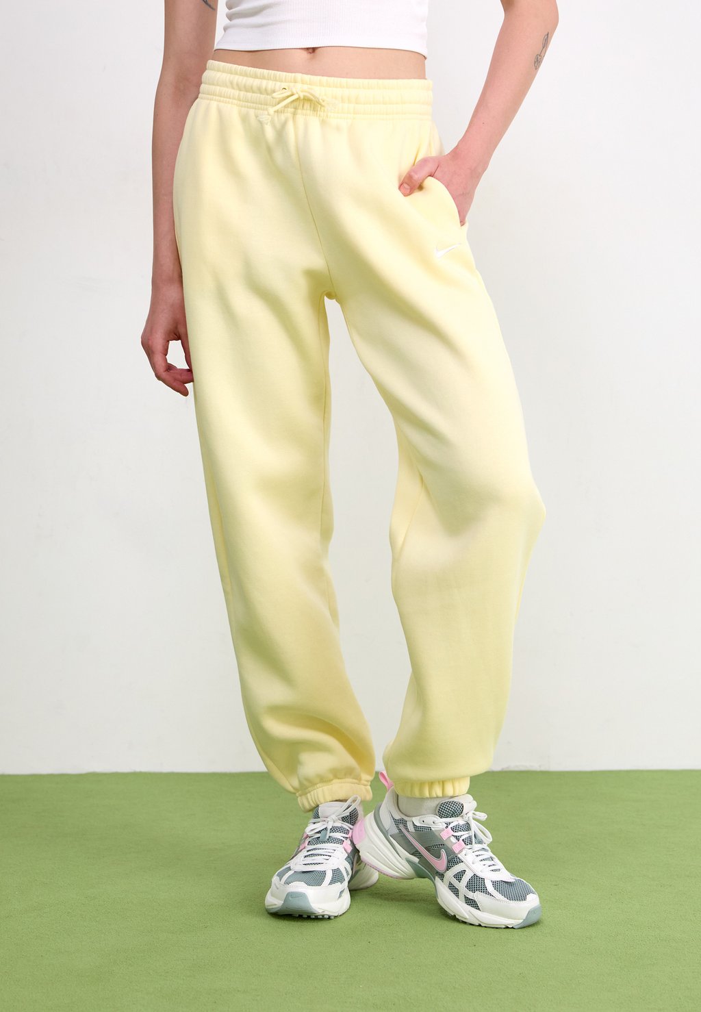

Спортивные штаны PANT Nike Sportswear, светло-желтый