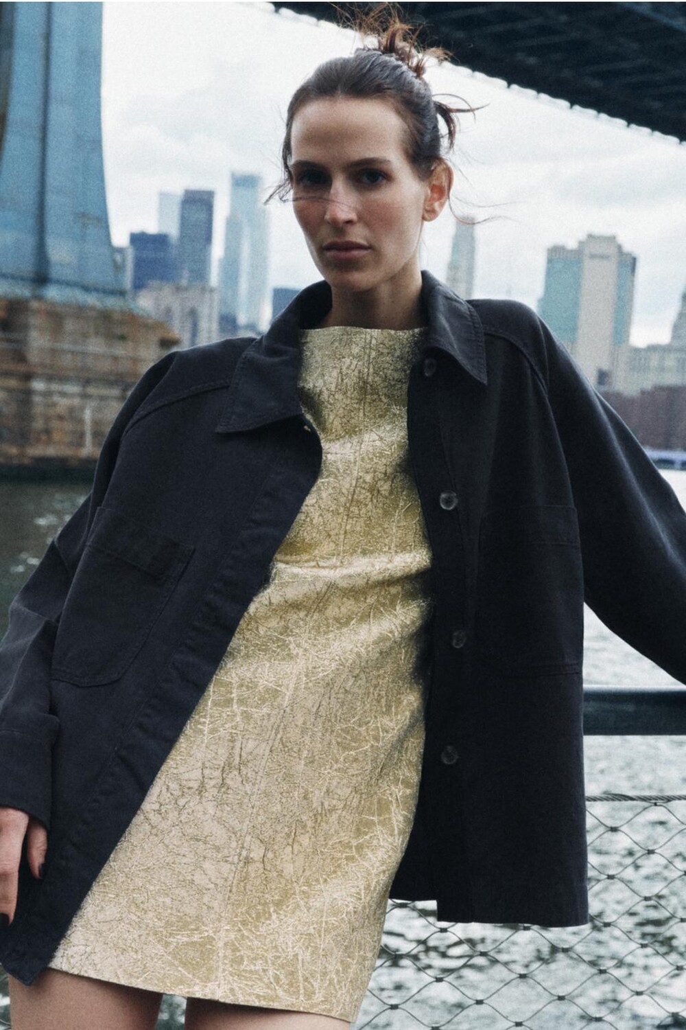 

Рубашка оверсайз с карманами ZARA, антрацитовый серый