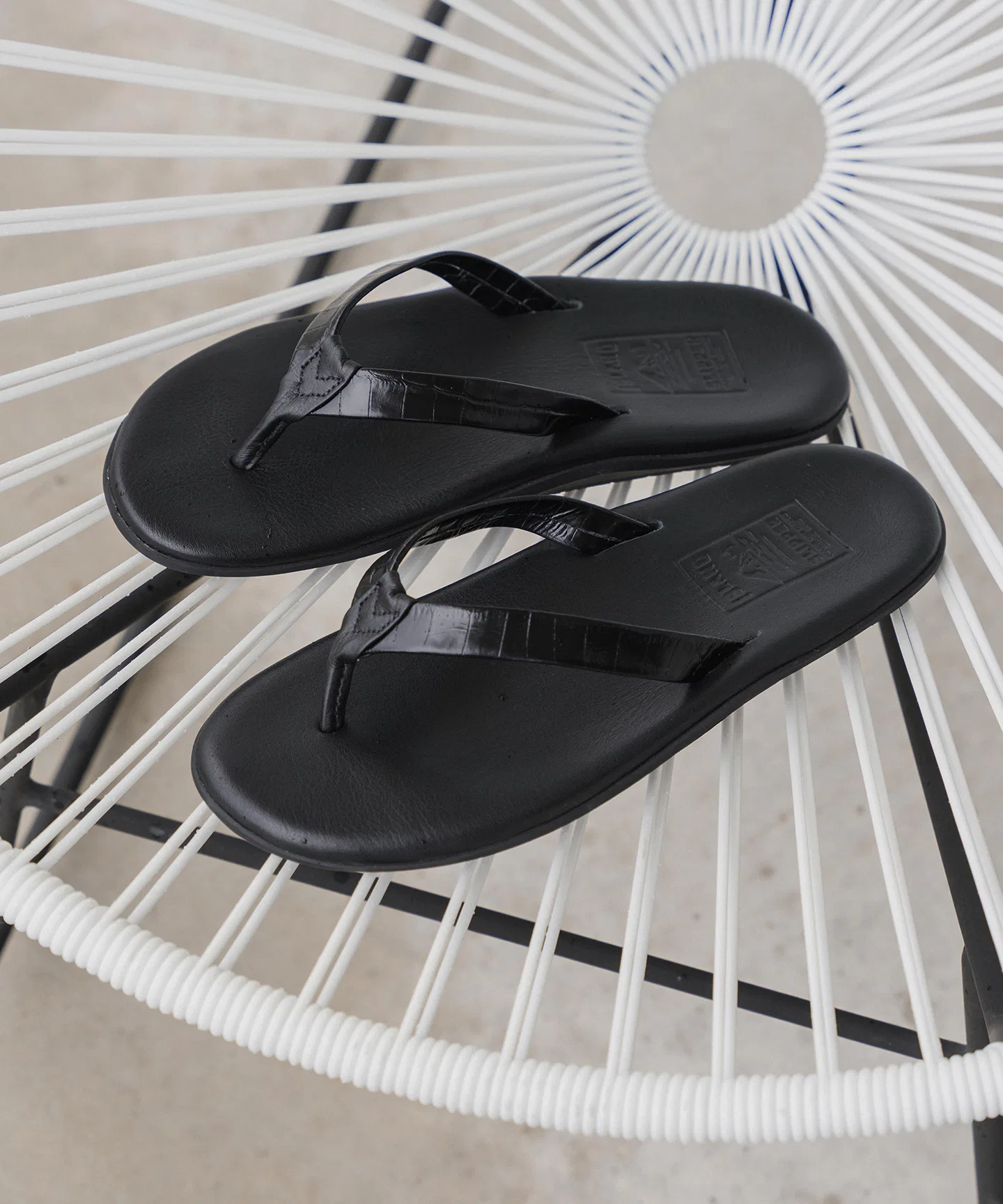 Унисекс сандалии с узким ремешком из кожи ISLAND SLIPPER с тиснением под крокодила чёрные
