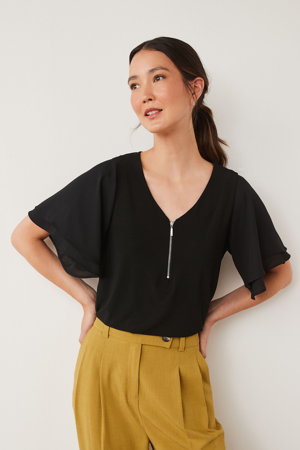 

Блузка с V-образным вырезом молнией и короткими расклешенными рукавами Next, черный