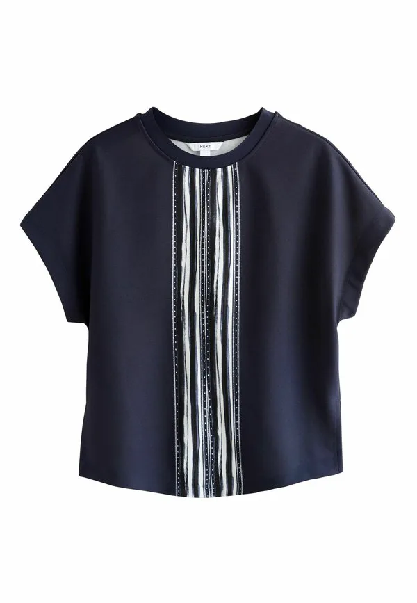 

Футболка стандартного кроя с коротким рукавом, вырезом-капелькой и круглым вырезом, с принтом. Next, Navy Ecru Stripe, Синий, Футболка стандартного кроя с коротким рукавом, вырезом-капелькой и круглым вырезом, с принтом. Next, Navy Ecru Stripe