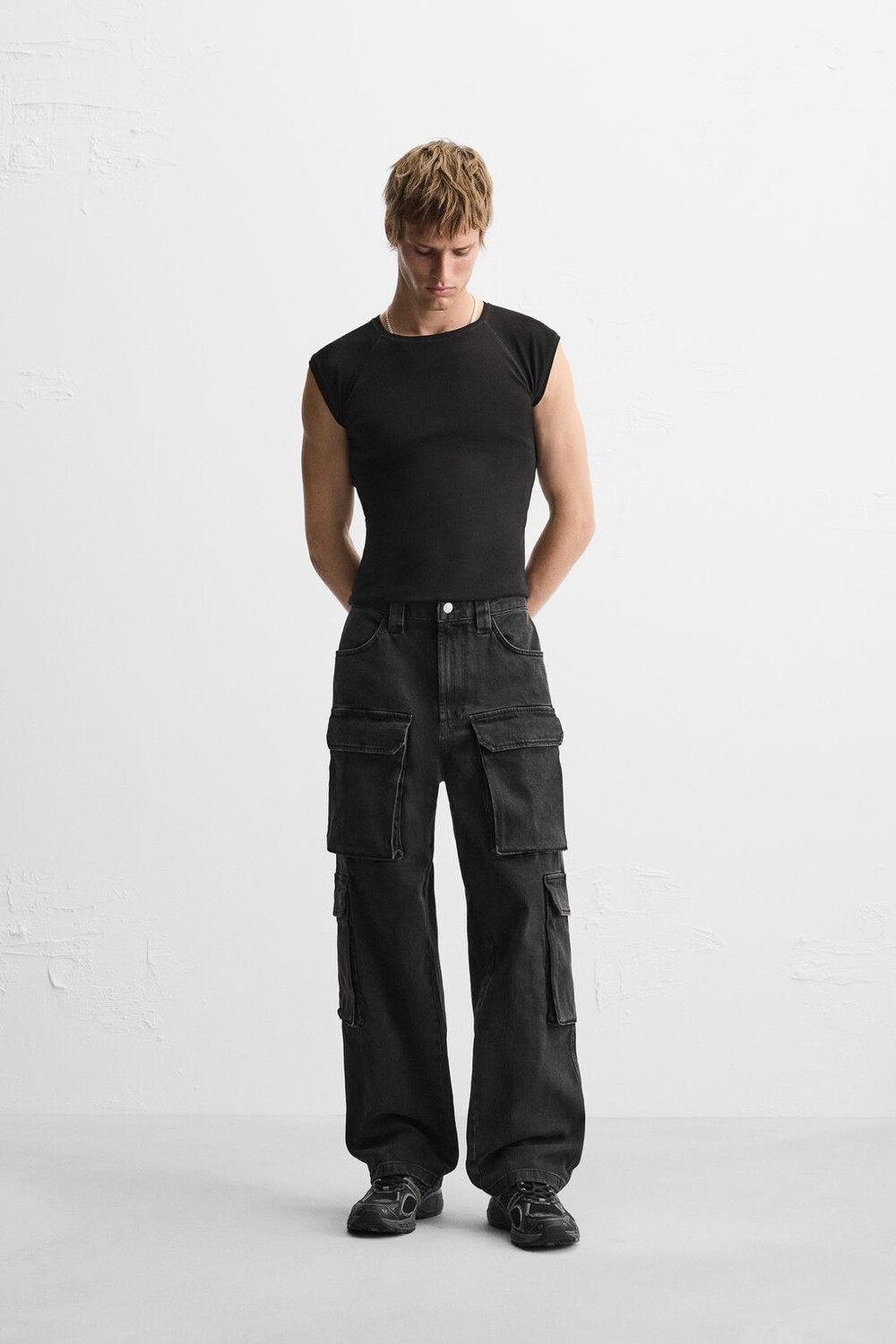 

Джинсовые брюки с карманами-карго ZARA, черный
